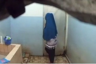 Ngintip Tetangga Hijab Lebar Mandi